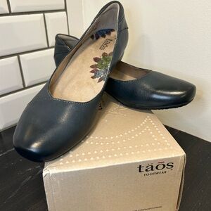 Taos Footwear Women's Navy Debut Leather Pumps (low heel)